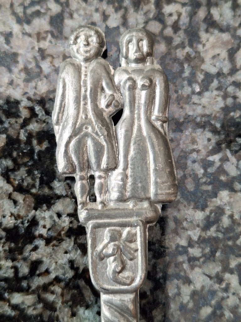 Vintage tinnen lepel met traditioneel Nederlands stel, Ophalen of Verzenden
