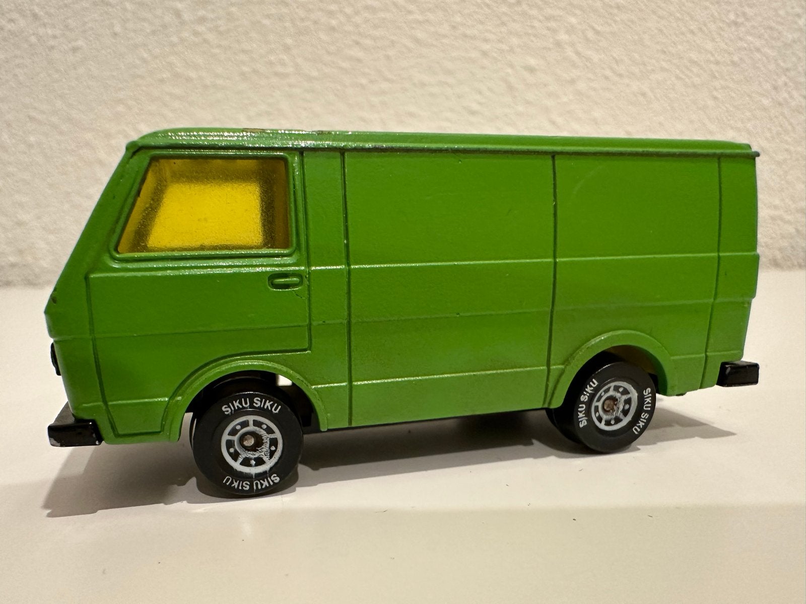 Siku 1334 Volkswagen T28 Transporter Kastenwagen, Ophalen of Verzenden, Zo goed als nieuw, Auto, SIKU