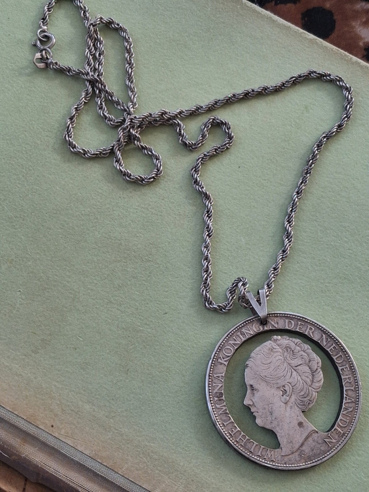 Zilveren ketting met uitgezaagde Wilhelmina rijksdaalde7, Ophalen of Verzenden, Zilver, Ketting