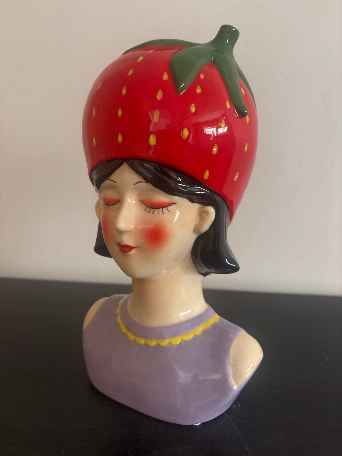 Aardbei vaasje / plantenpotje - Meisje met aardbei, Ophalen of Verzenden, Gebruikt, Meerkleurig, Steen/keramiek