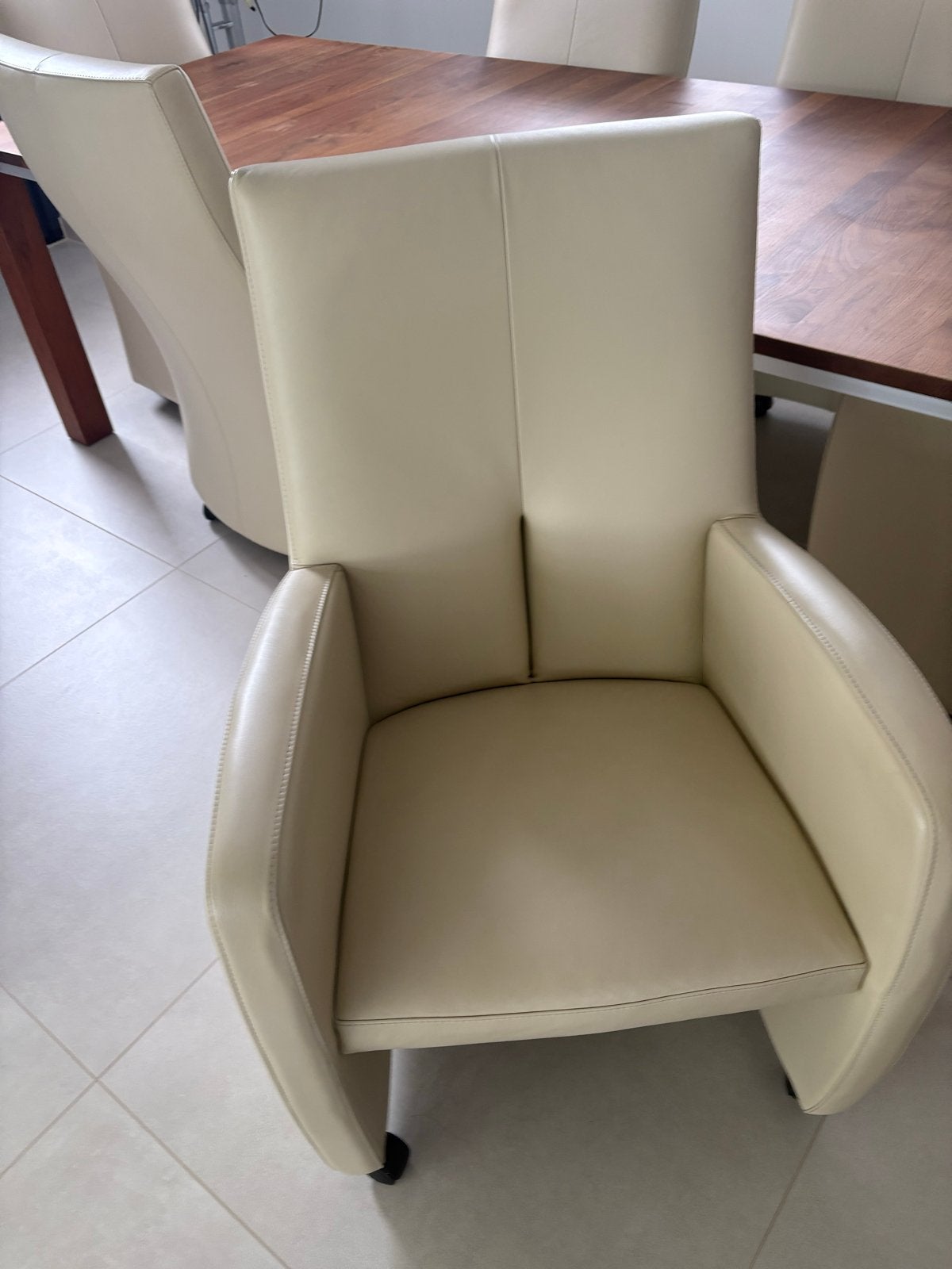 Leolux Eetset: Luxe Leren Stoelen en Houten Tafel