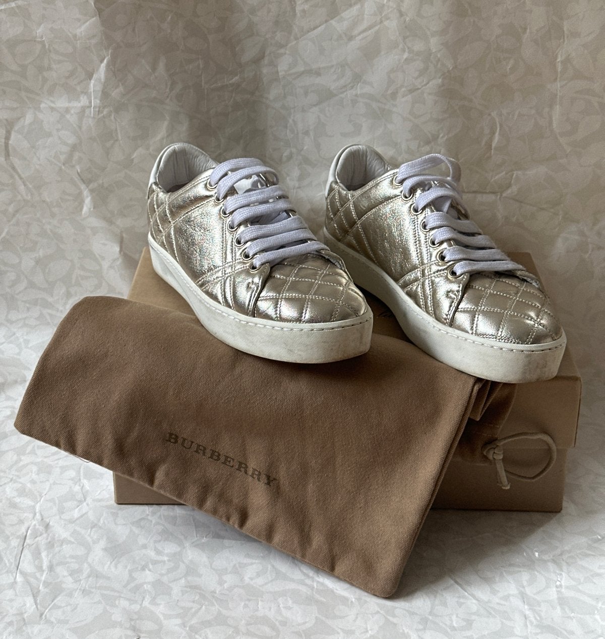 Burberry Westford Quilted Sneakers Goud Maat 35, Ophalen of Verzenden, Zo goed als nieuw, Overige kleuren, Sneakers of Gympen