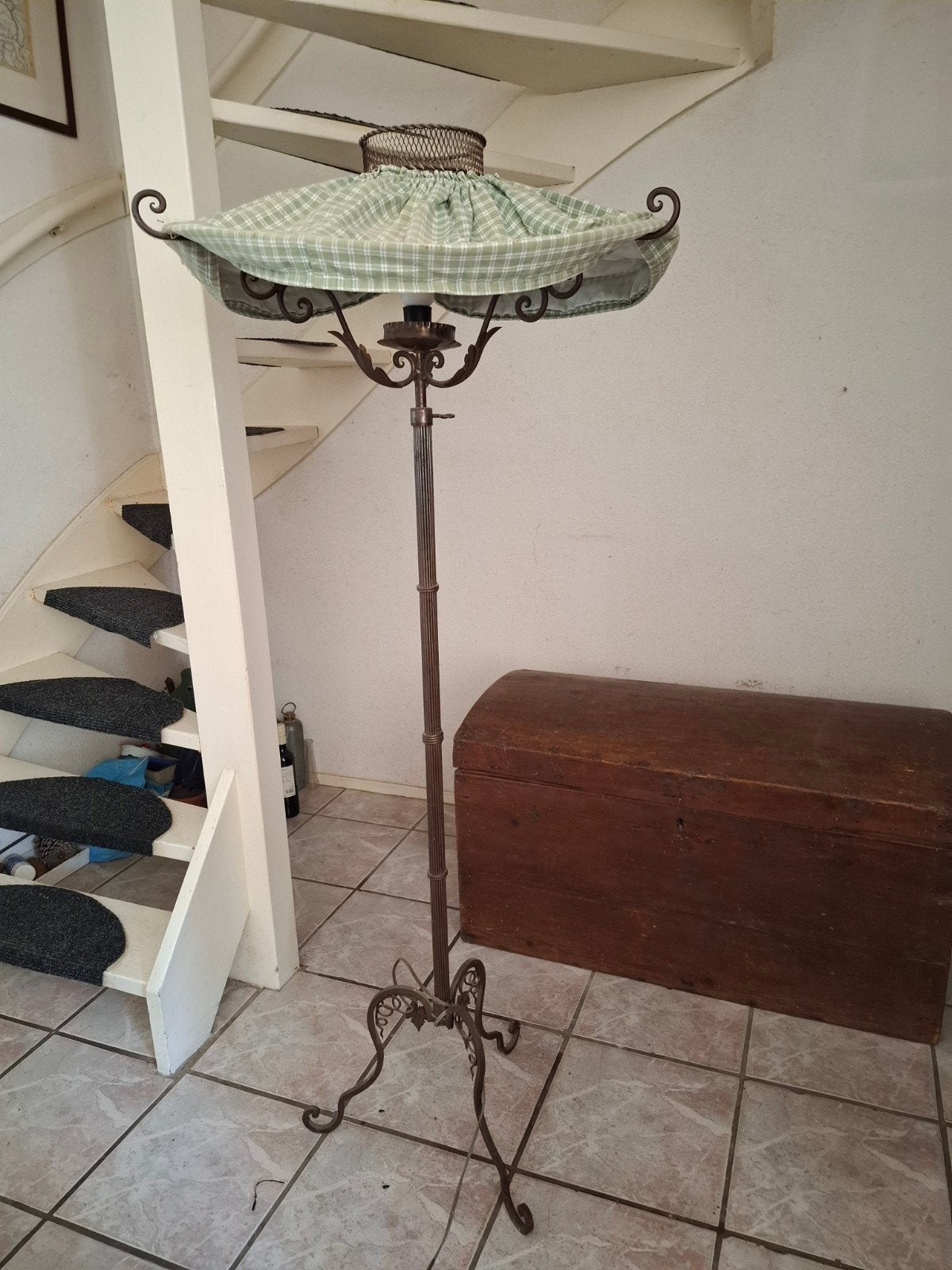 Antieke lamp met mooie details van druivenranken, Ophalen