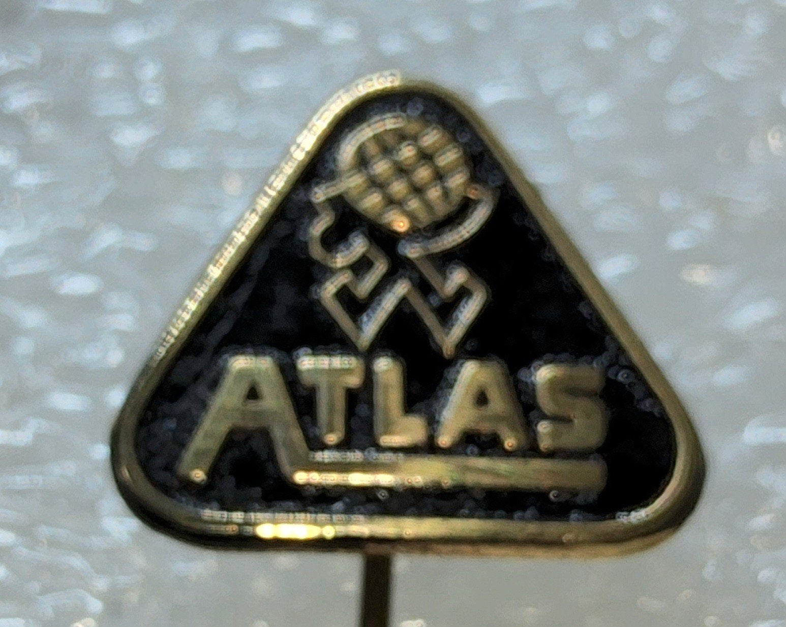 Vintage Atlas Speldje, Verzamelen, Ophalen of Verzenden, Gebruikt, Overige onderwerpen, Speldje of Pin