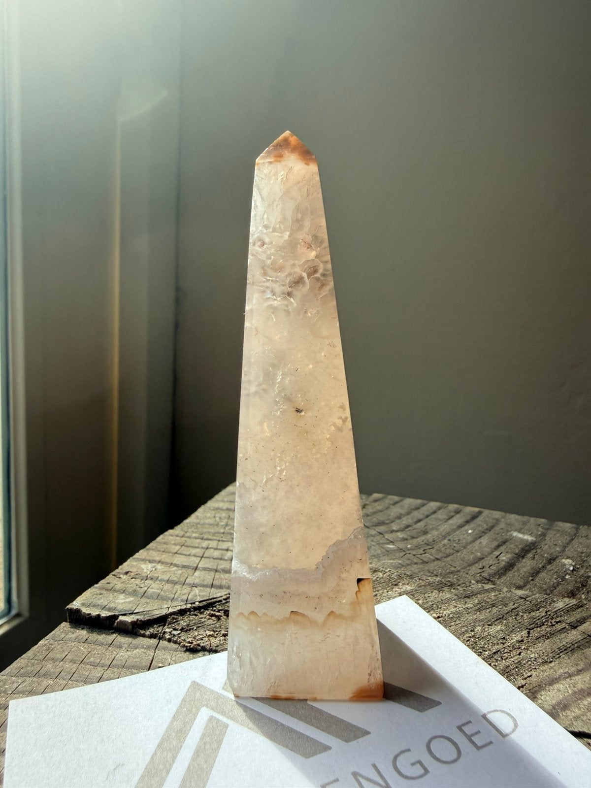 Agaat toren met okergele/bruine bloemen op de achterkant, Verzamelen, Ophalen of Verzenden, Mineraal