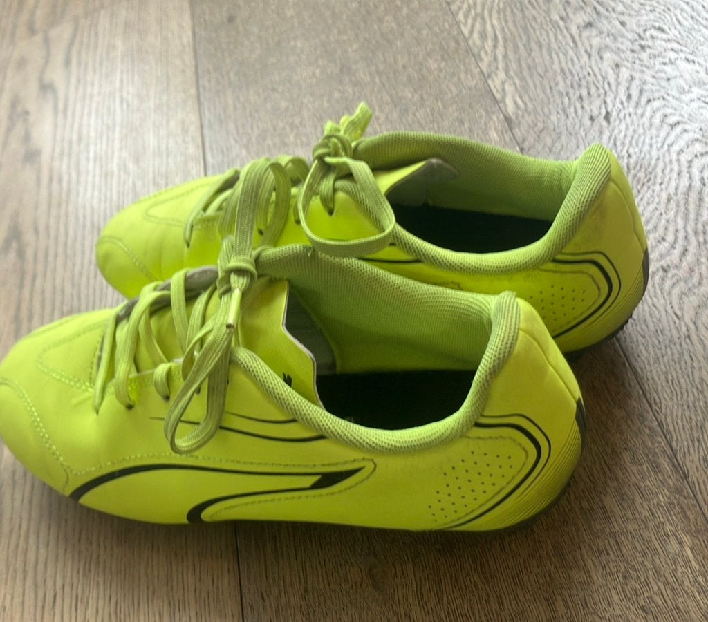 Geel zwarte voetbalschoenen van Puma maat 36, Maat XS of kleiner, Ophalen, Zo goed als nieuw, Schoenen