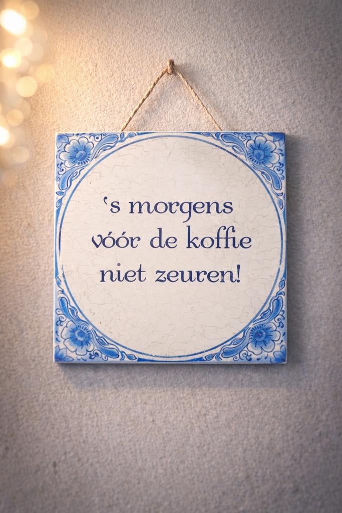 Delfts blauw tegeltje 's morgens vóór de koffie niet zeuren, Antiek en Kunst, Antiek | Wandborden en Tegels, Ophalen of Verzenden