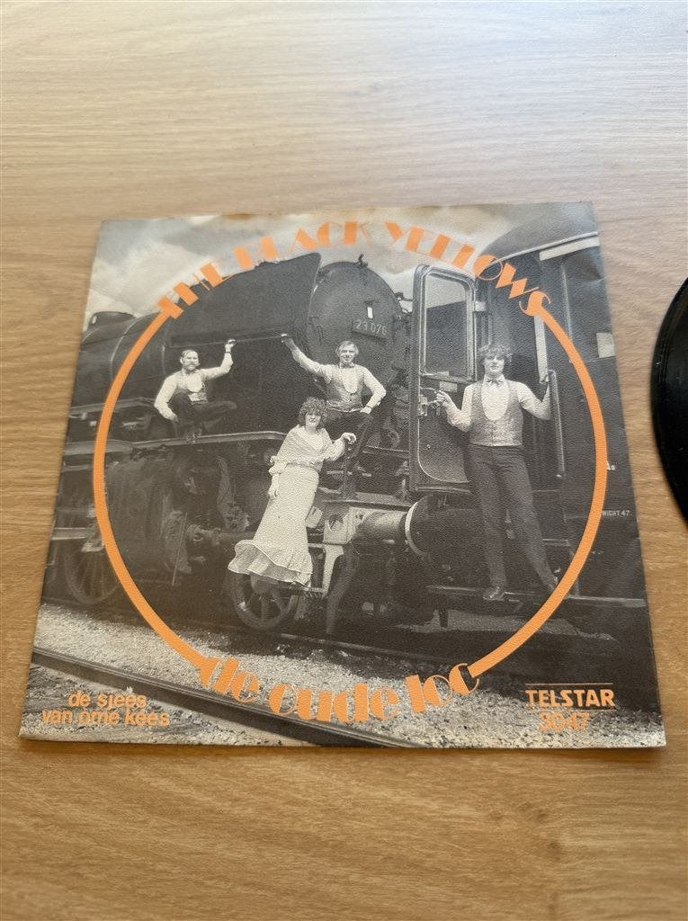 The black yellows - de sjees van ome kees, Ophalen of Verzenden, Zo goed als nieuw, Nederlandstalig