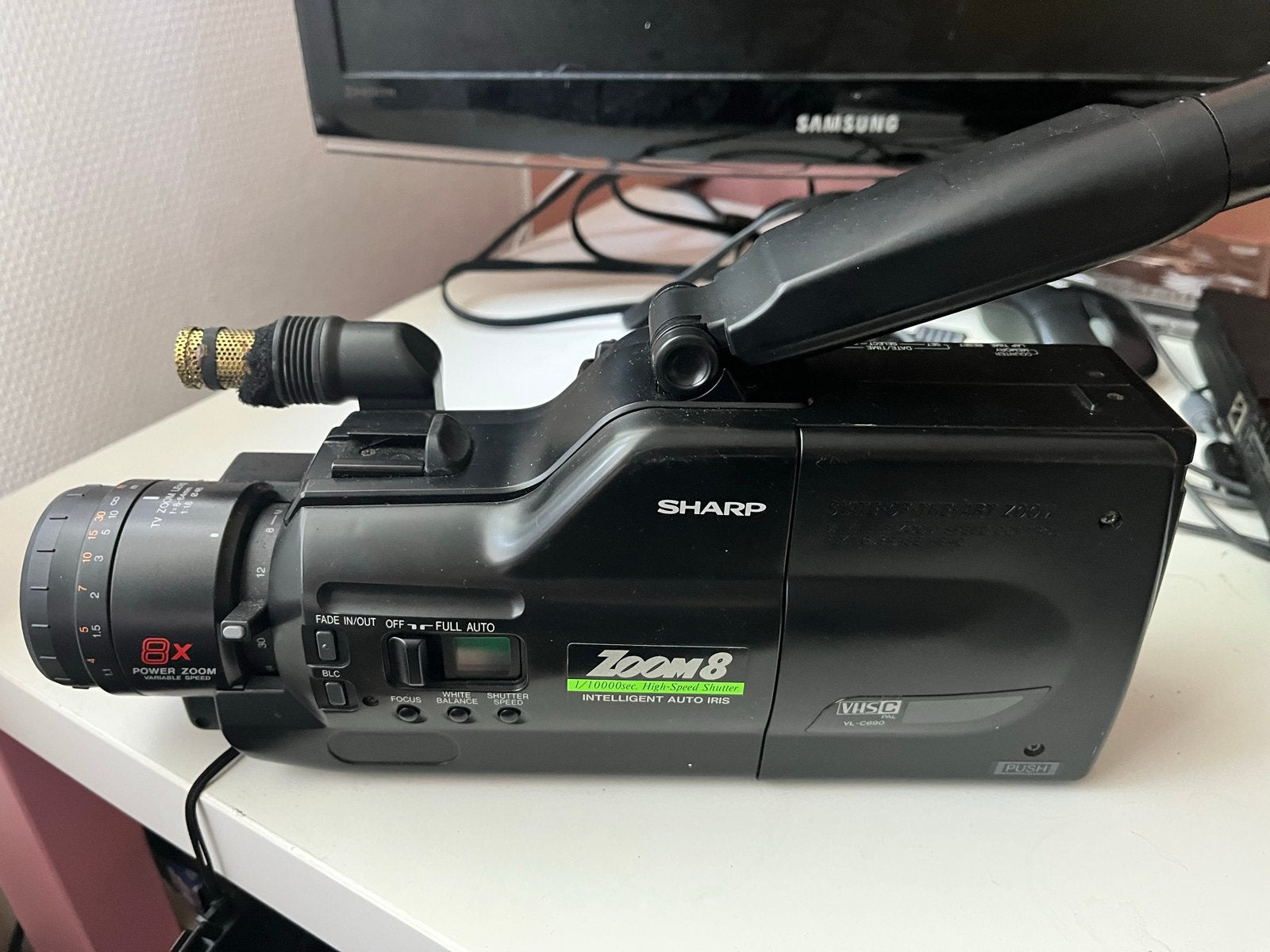 Sharp Zoom 8 VL-C690 VHS-c Camcorder met Lader, Ophalen, VHS-C of SVHS-C, Camera