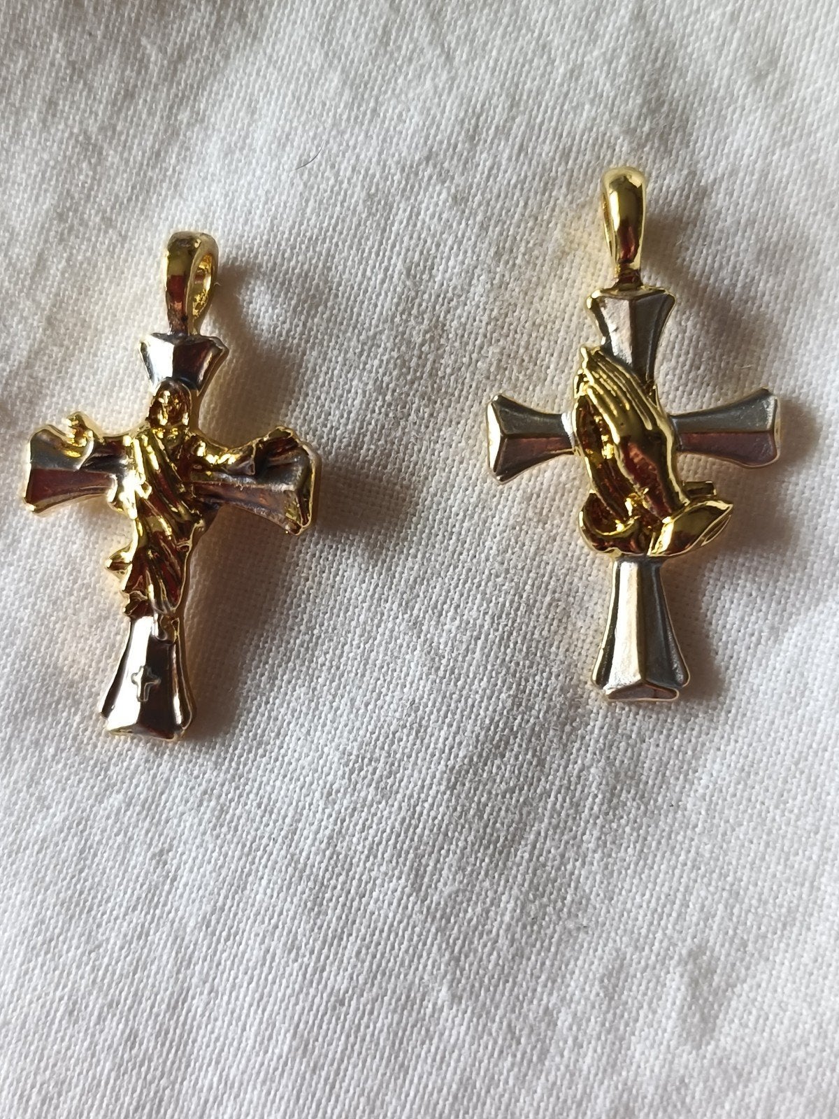 2 Nieuwe Gouden Kruisjes: Biddende Handen & Jezus Hemelvaart, Overige materialen, Nieuw, Ophalen of Verzenden, Kruis of Symbool