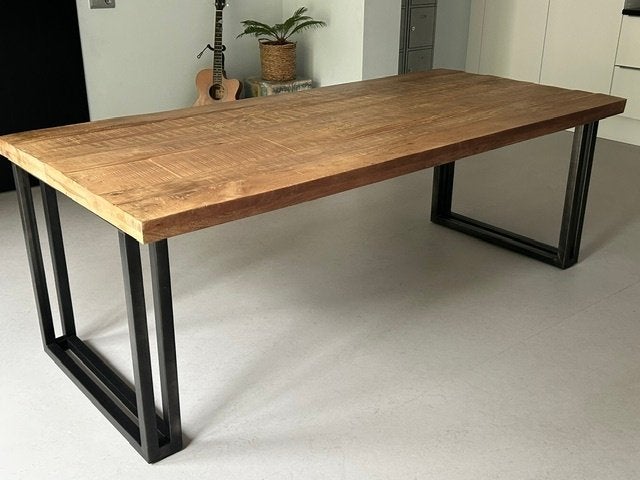 Foto 2 van Robuuste eettafel (lang) van mangohout met metalen onderstel
