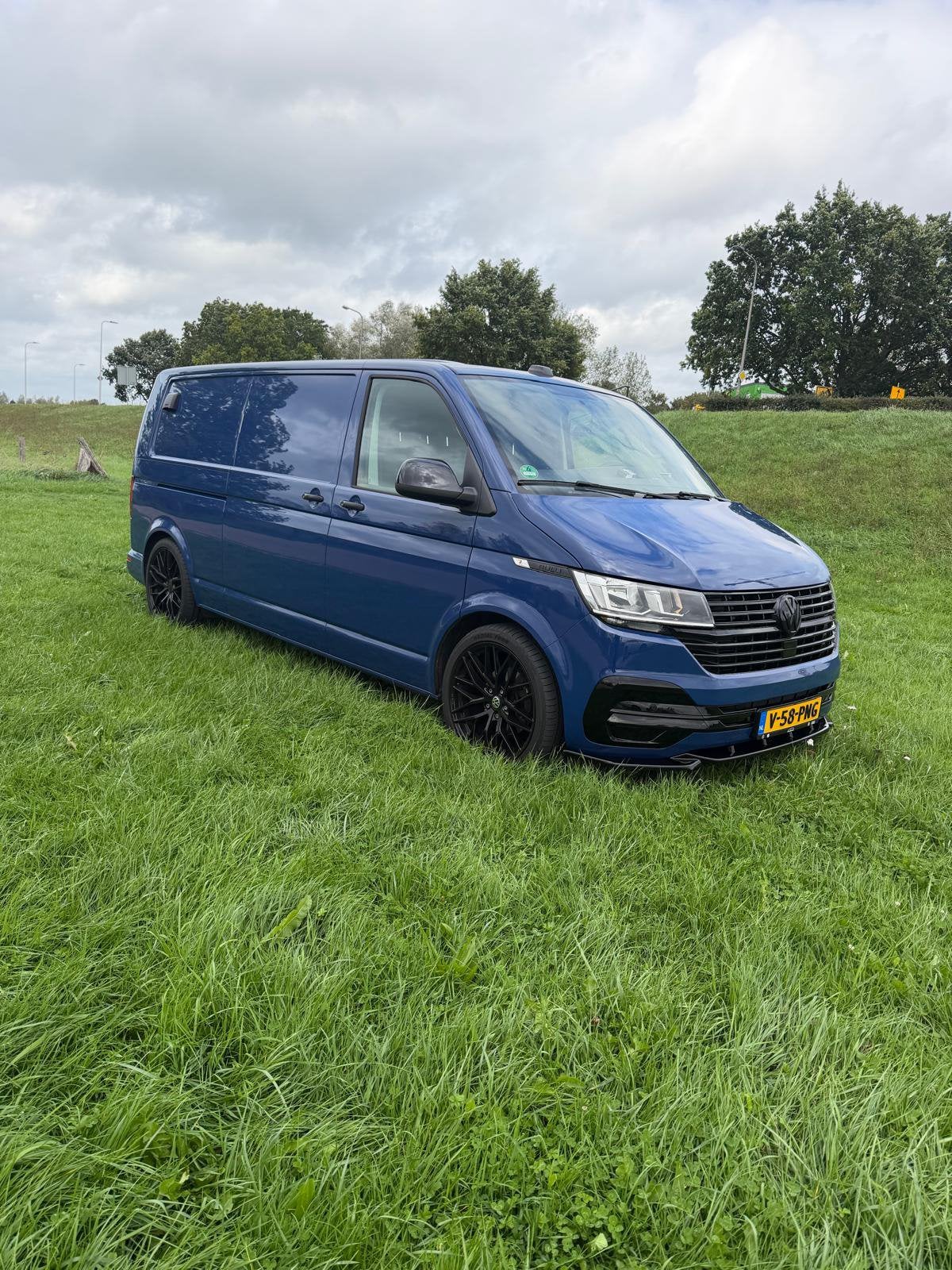 🔥 Volkswagen Transporter T6.1 180PK Bulli – uitgevoerd 🔥, Auto's, Stof, 4 cilinders, Parkeersensor, Bedrijf