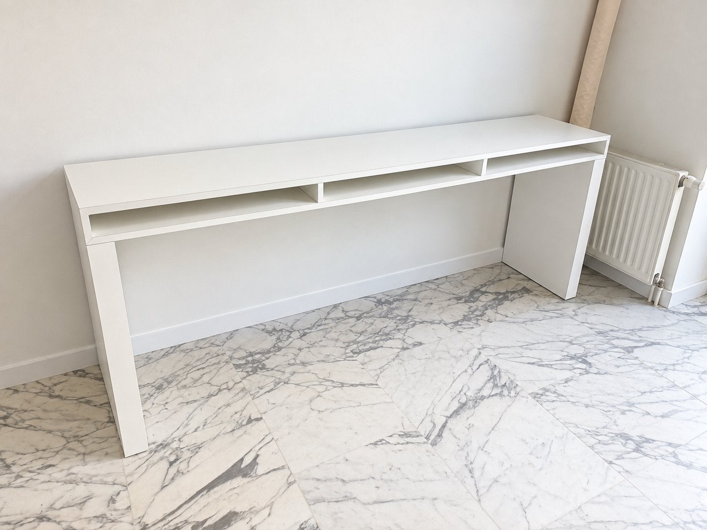 praktische witte verrijdbare bedtafel /sidetable op wieltjes, Ophalen, 90 cm, Tweepersoons, Zo goed als nieuw
