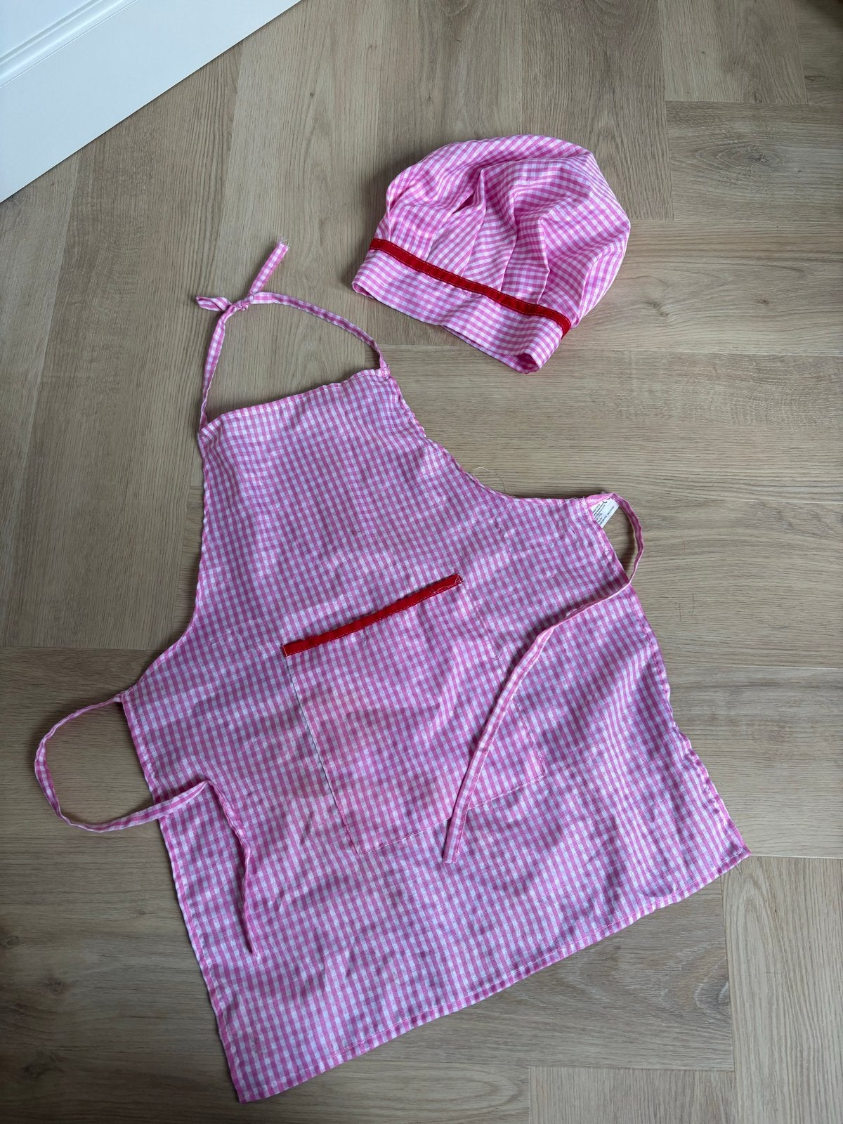 Schattig roze geruit schort en koksmuts voor kinderen, Ophalen of Verzenden, Gebruikt, Knutselen