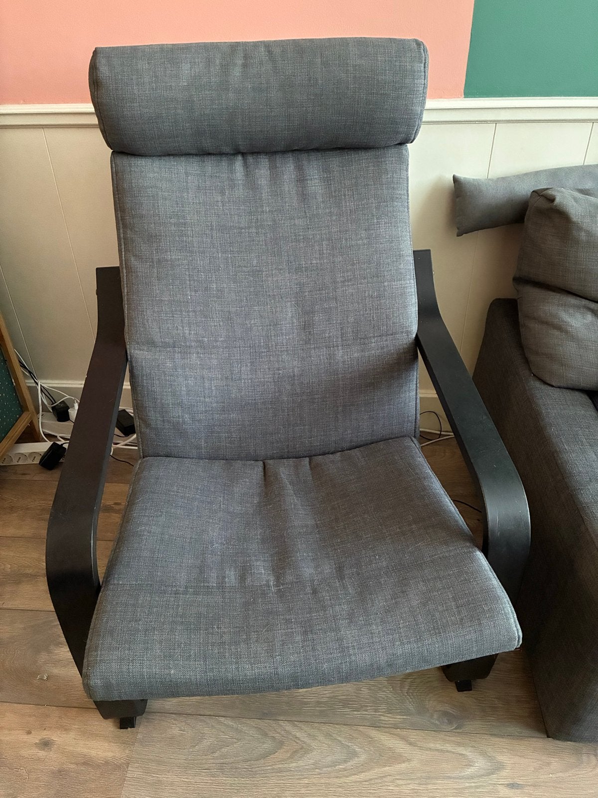 Comfortabele IKEA fauteuil - Grijs met donkerbruin hout, Huis en Inrichting, Ophalen, Gebruikt, Hout, Eén