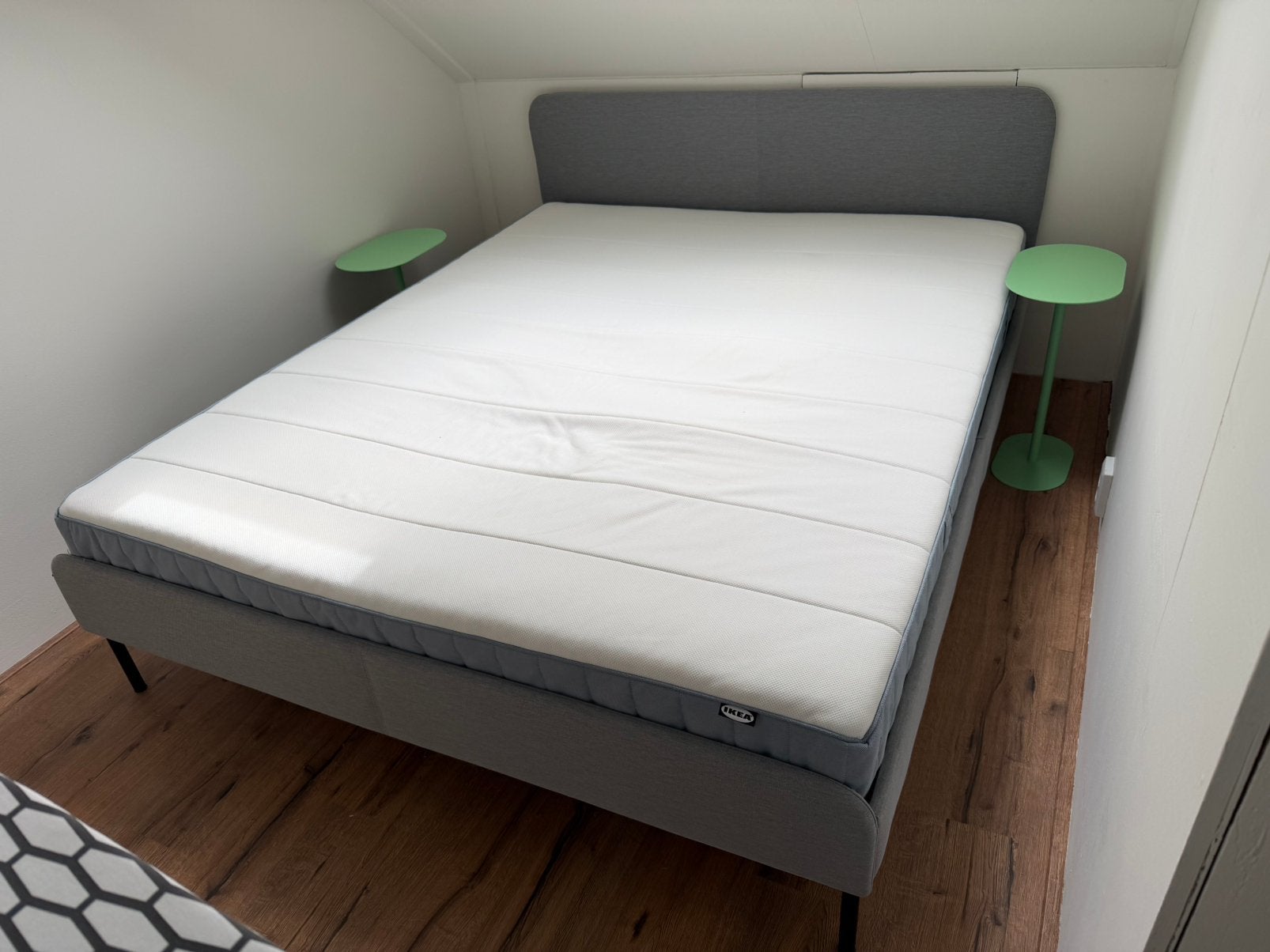 Slattum Ikea bed met Vesteröy 160*200 matras, Ophalen, Wit, Tweepersoons, Zo goed als nieuw