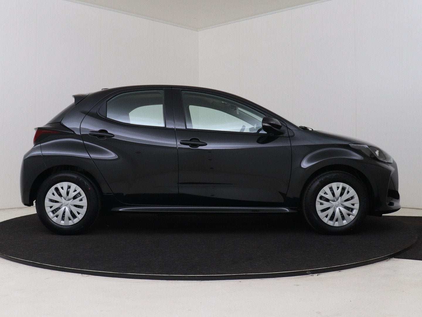 Toyota Yaris 1.5 Hybrid 115 Comfort (bj 2026, automaat), Auto's, Adaptive Cruise Control, Zwart, Bedrijf, Hybride Elektrisch/Benzine