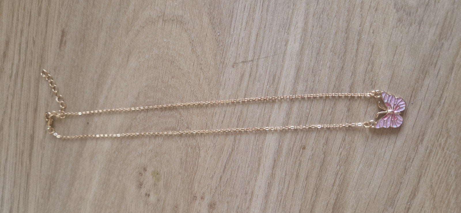Gouden ketting met vlinder hanger, Ophalen of Verzenden, Zo goed als nieuw, Met bedels of kralen, Goud