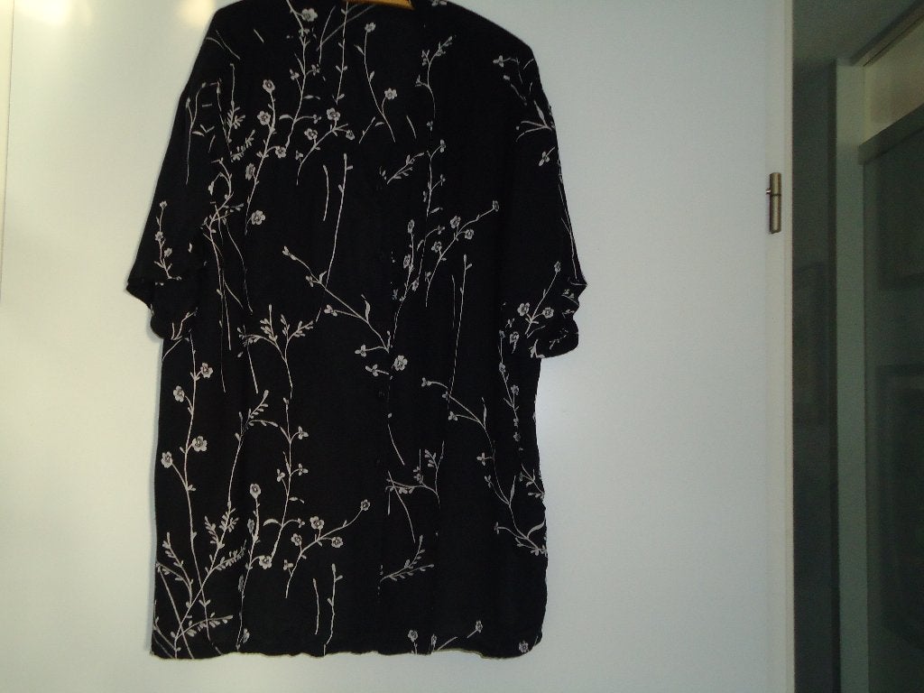 blouse mt 50/52 zwart met wit takmotief korte mouwen, Kleding | Dames, Grote Maten, Ophalen of Verzenden, Zo goed als nieuw, Zwart