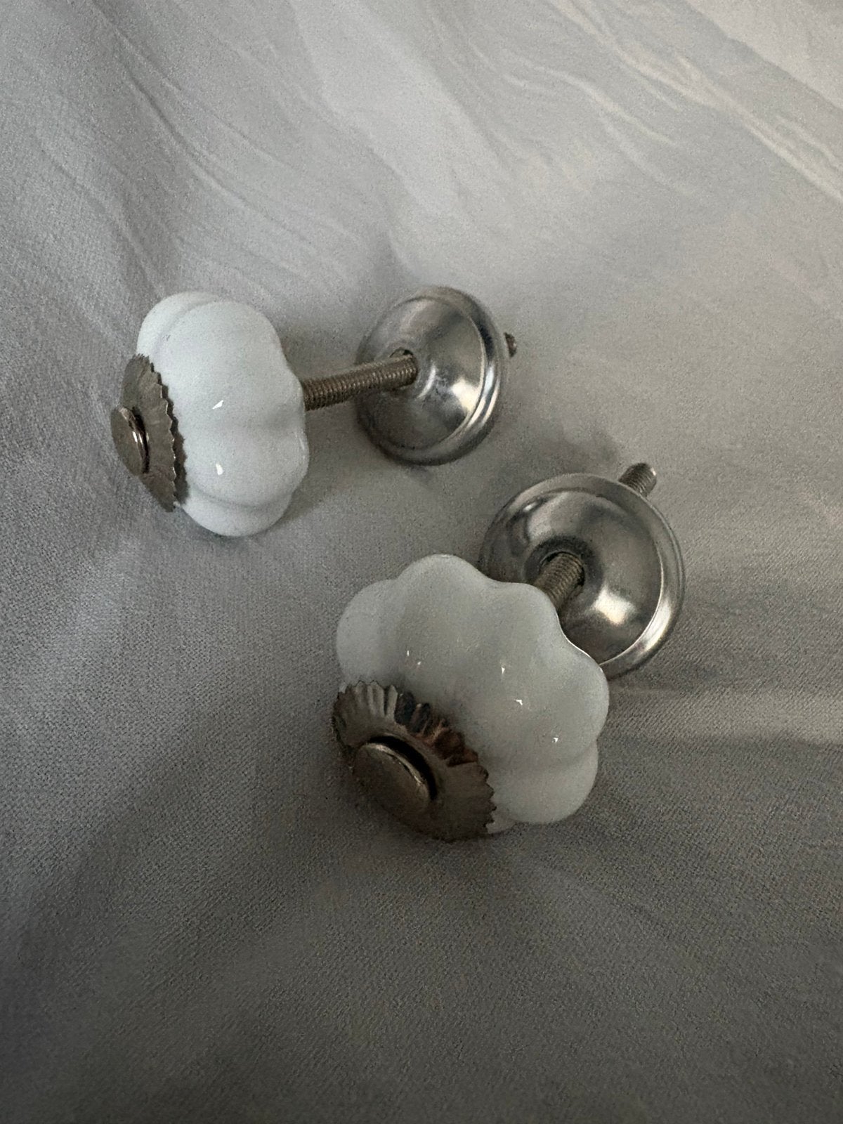 Twee knopjes wit rond voor op een kast deurknoppen, Ophalen, Zo goed als nieuw