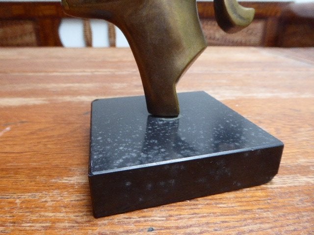 Art deco messing beeldje op marmeren voetje, Ophalen of Verzenden