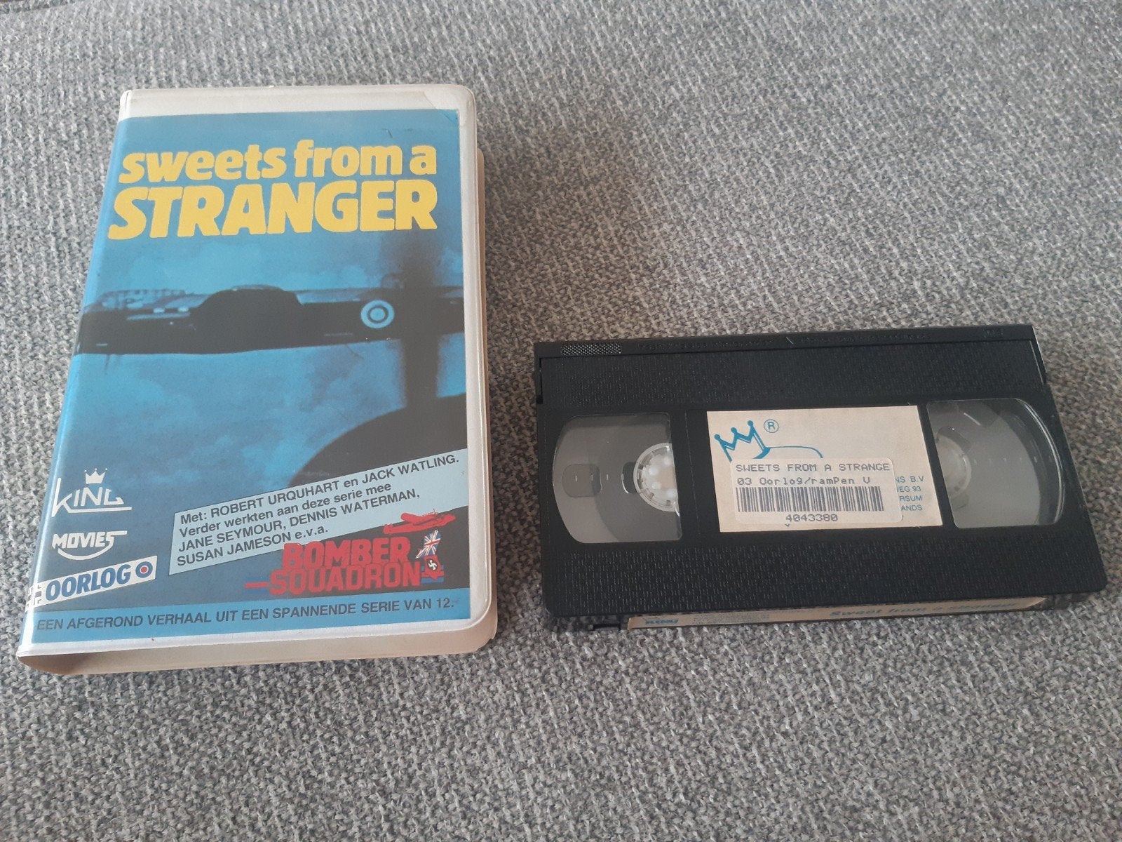 Ex-Rental: Sweets From A Stranger - VHS Oorlogsfilm, Gebruikt, Verzenden, Actie en Avontuur, Vanaf 12 jaar