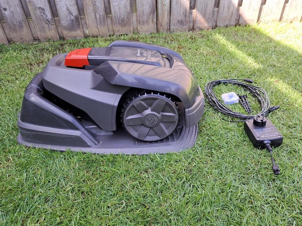 Husqvarna Automower 305 voor gazons tot 600m2
1442  maaiuren, Ophalen, Minder dan 20 cm, Husqvarna