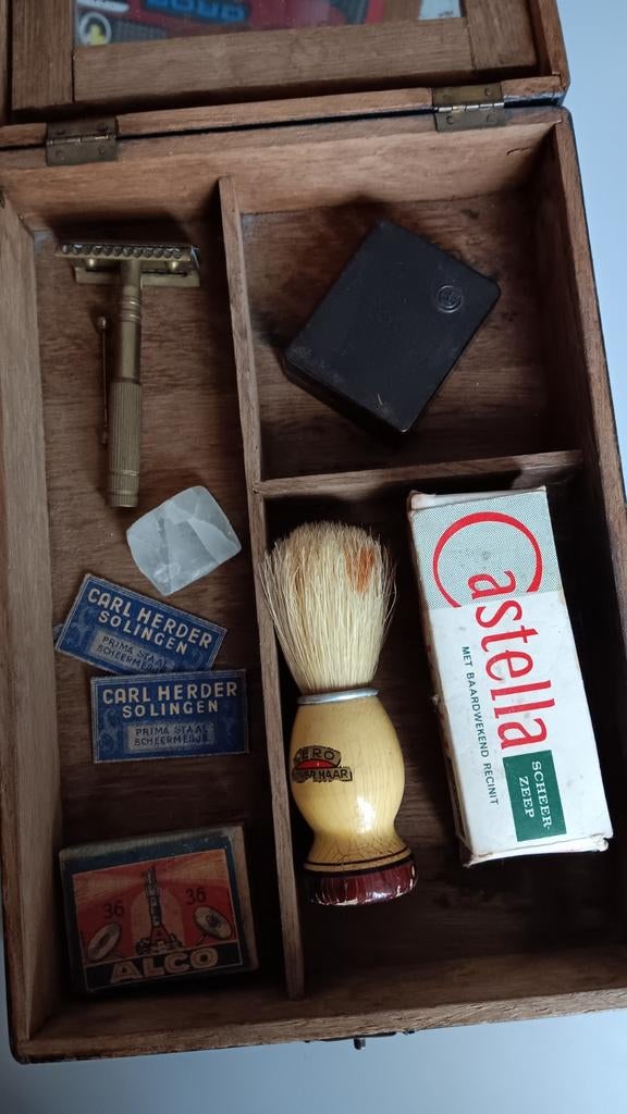 Antieke scheerdoos scheerset, Ophalen