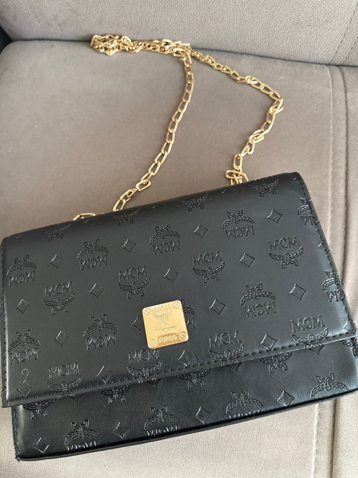 MCM Schoudertasje Zwart met Gouden Ketting, Sieraden, Tassen en Uiterlijk, Tassen | Damestassen, Ophalen of Verzenden, Zo goed als nieuw