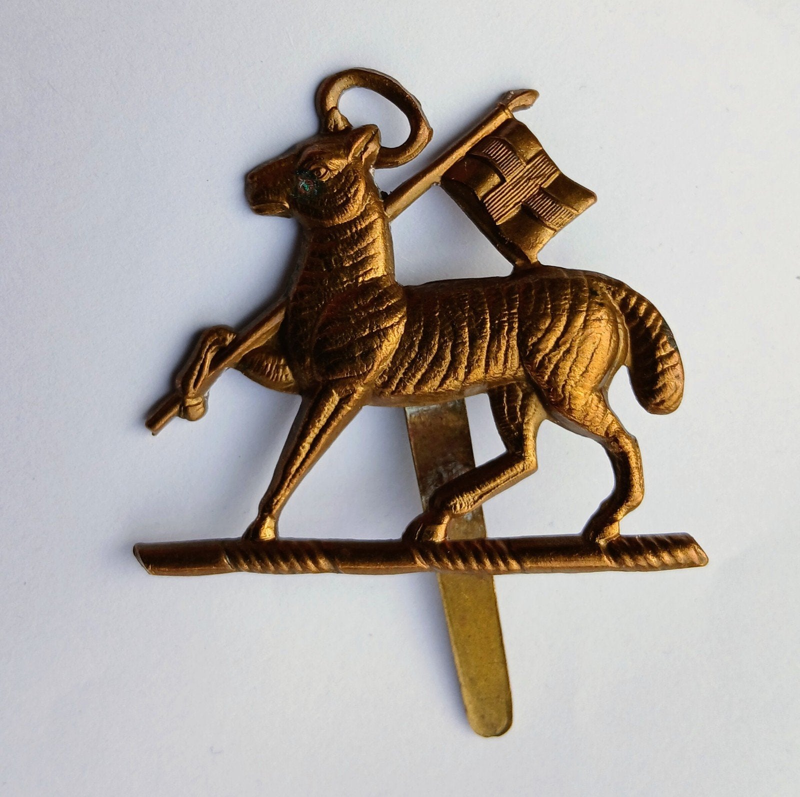 The Queen's Royal Regiment (West Surrey) Cap Badge Wo2, Ophalen of Verzenden, Engeland, Embleem of Badge