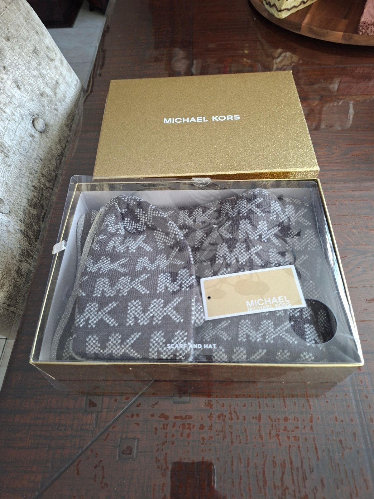 Michael Kors muts en sjaal set - Nieuw met label 35 euro, Michael Kors, Ophalen of Verzenden, Nieuw, Muts