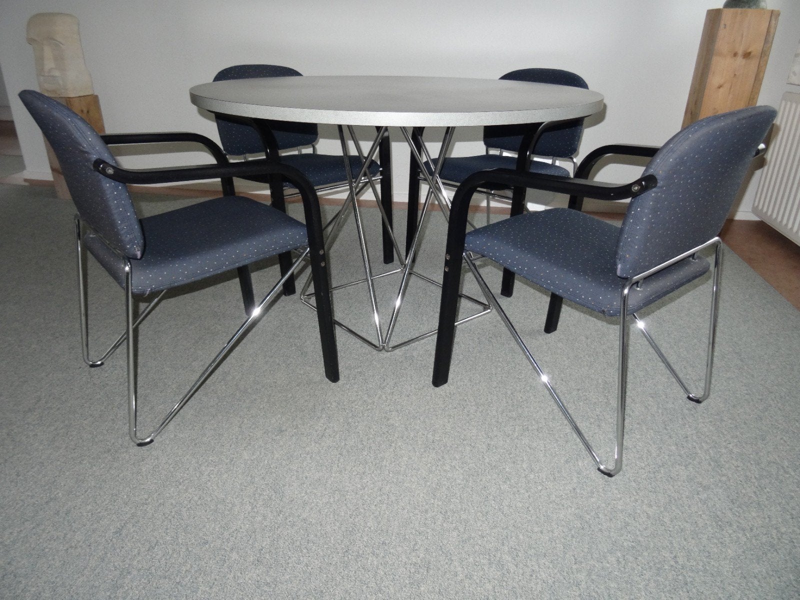 thonet disign ronde tafel met uniek chromen onderstel, Huis en Inrichting, Tafels | Eettafels, Ophalen, Overige materialen, Rond