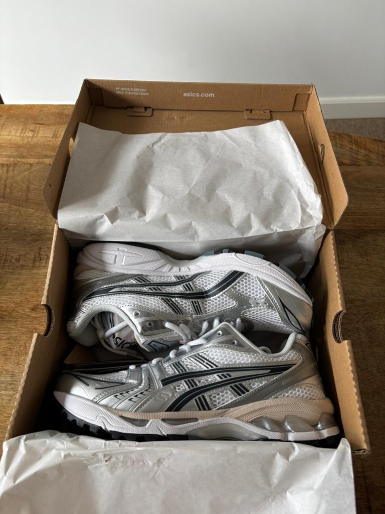 ASICS Gel-Kayano 14 White Graphite Grey – Maat 43,5, Kleding | Heren, Schoenen, Verzenden, Wit, Nieuw, Sneakers of Gympen