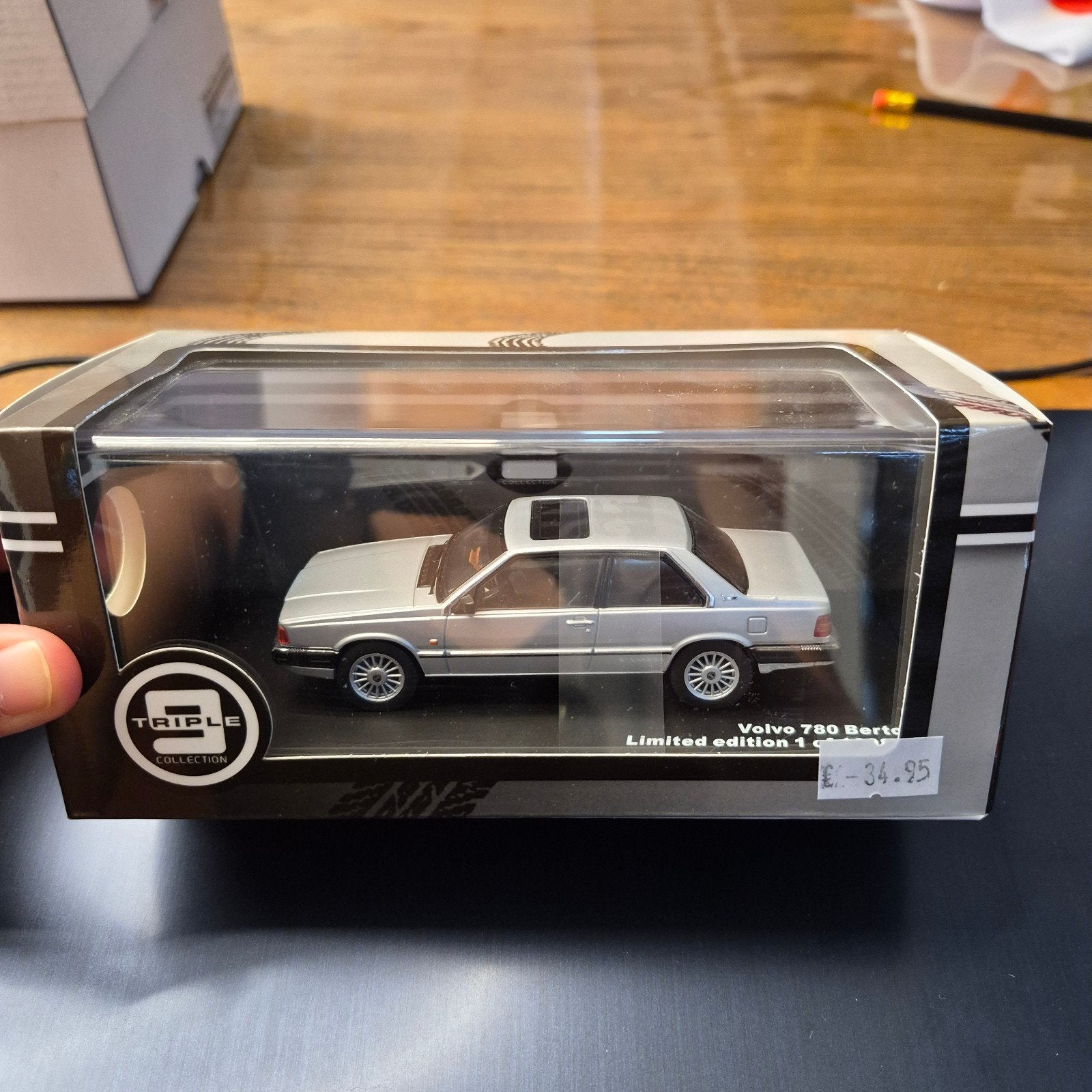 Volvo 780 Bertone 1977 - 1:43 - Triple 9 Collection, Overige merken, Auto, Verzenden, Niet gespecificeerd op de verpakking, zie website PREMIUM-COLLECTIBLES.COM