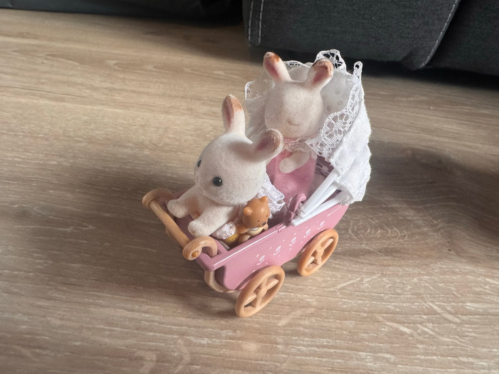 Sylvanian Families Kinderwagen met Konijntjes, Ophalen of Verzenden, Gebruikt, Overige typen