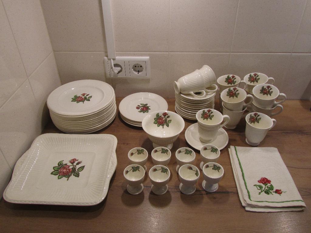 Wedgwood Moss Rose serviesdelen, Huis en Inrichting, Keuken | Servies, Overige typen, Ophalen of Verzenden, Zo goed als nieuw