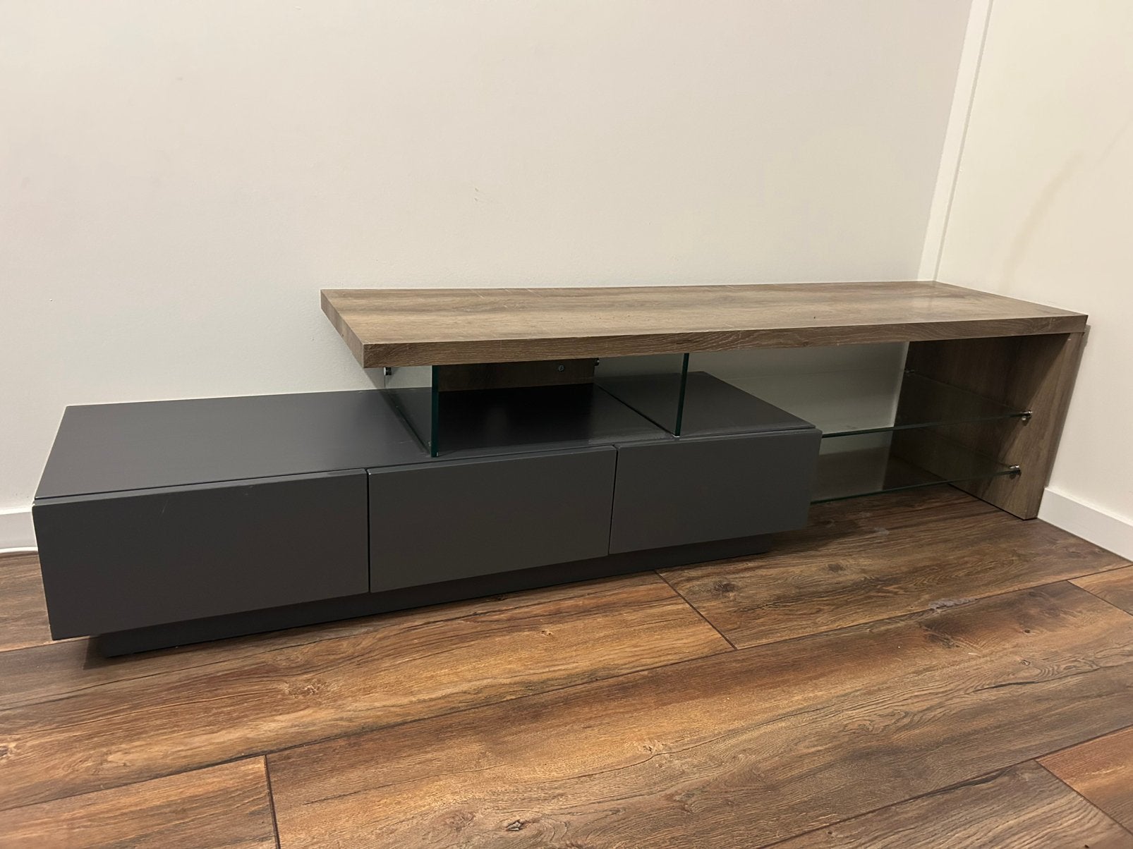 Modern TV meubel met 3 lades en glazen legplanken, Ophalen, Gebruikt, 150 tot 200 cm, Minder dan 100 cm