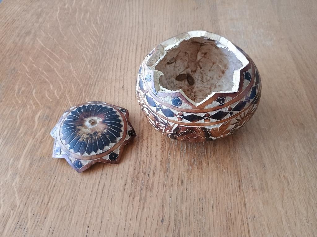 Uitgesneden geholde kalebas gourd pompoen met versiering, Overige materialen, Gebruikt, Schaal, Rond