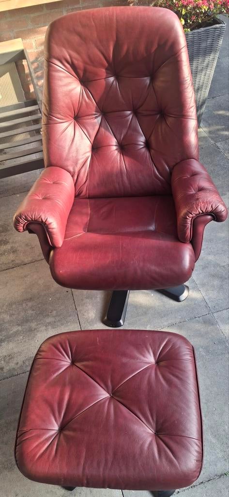 Rode leren fauteuil met voetenbank - Gebruikt, Huis en Inrichting, Fauteuils, Ophalen, Gebruikt, Klassiek, 75 tot 100 cm