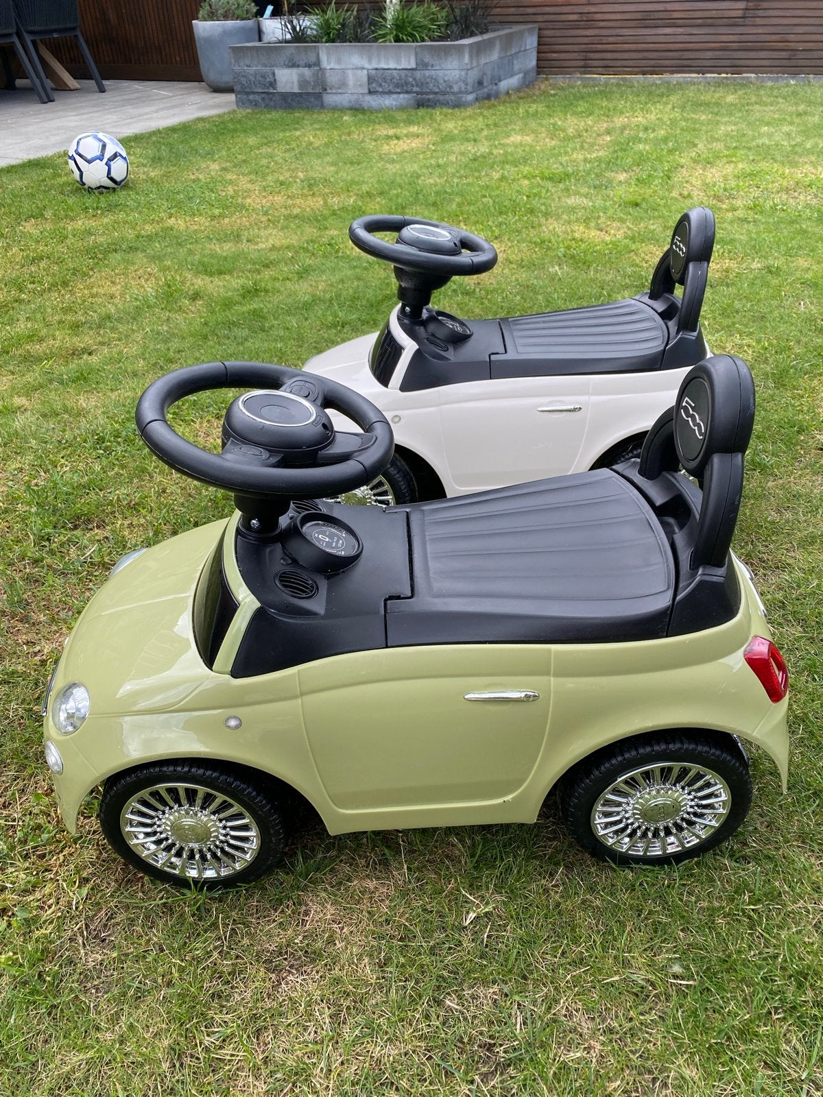 2x Fiat 500 loopauto groen en wit met opbergvak, Kinderen en Baby's, Speelgoed | Speelgoedvoertuigen, Ophalen, Zo goed als nieuw