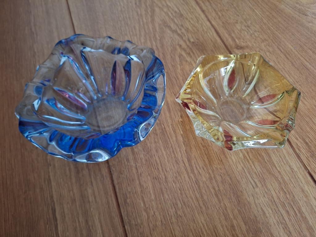 2 Vintage Glazen Asbakken - Blauw en Amberkleurig, Ophalen of Verzenden