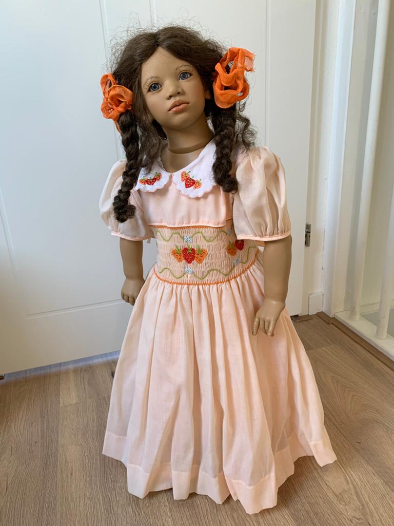 Annette Himstedt pop LONA met extra jurk, Verzamelen, Poppen, Ophalen of Verzenden, Zo goed als nieuw, Pop