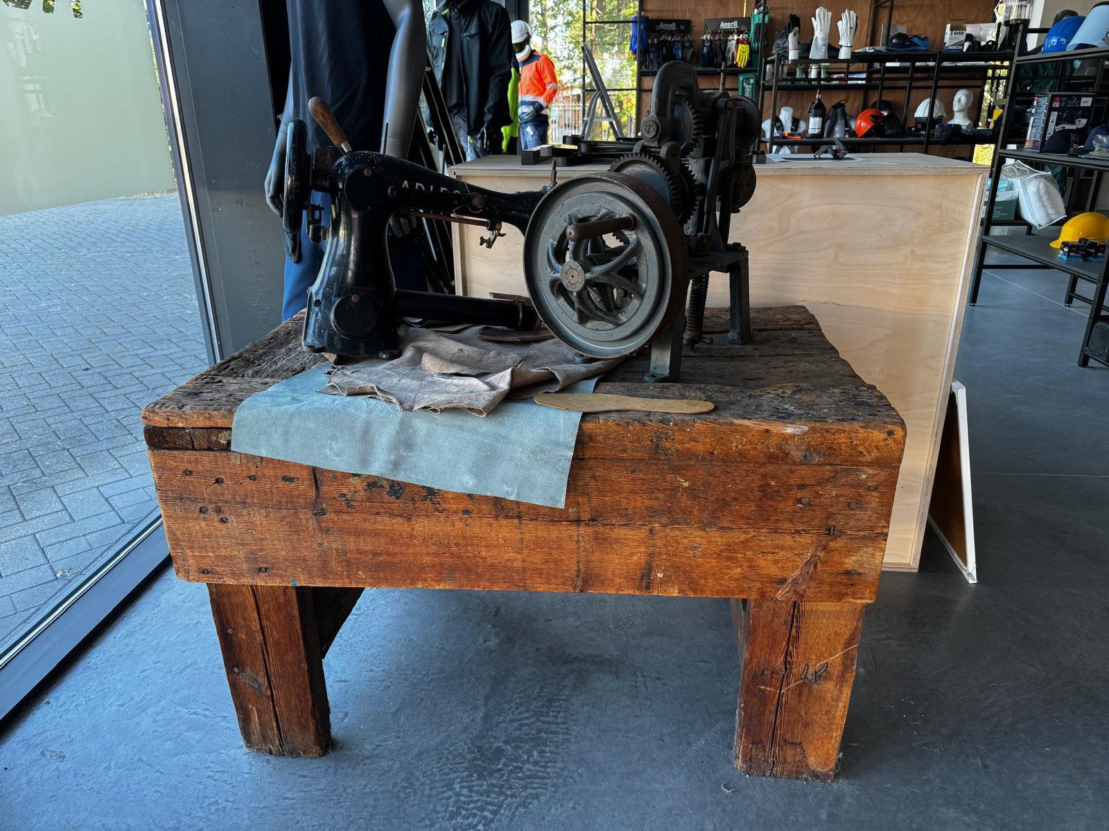 antieke schoenmakerstafel met Adler naaimachine en lederpers, Ophalen