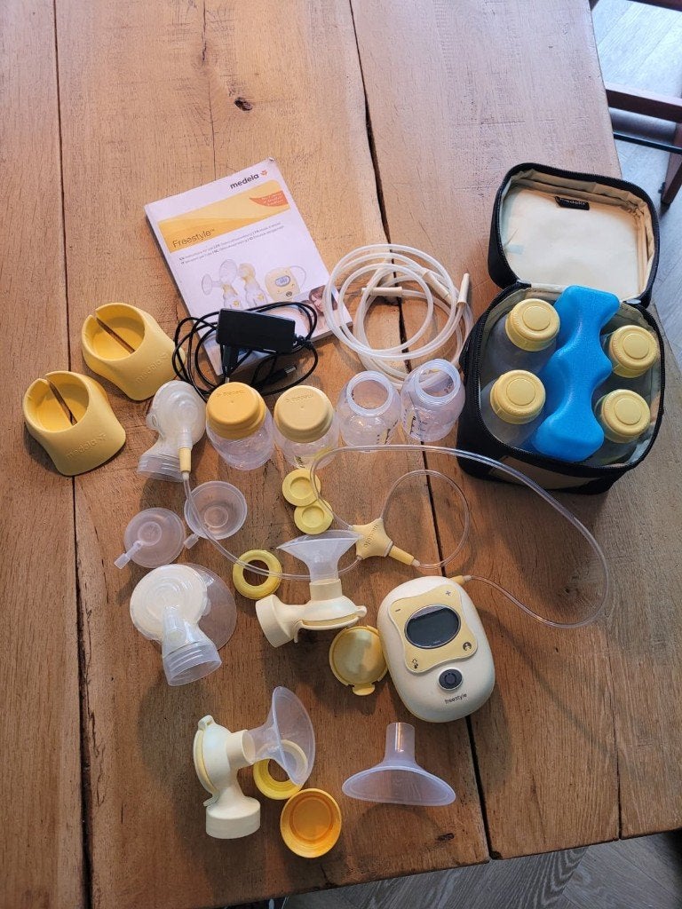 Medela freestyle dubbele borstkolf op accu, Gebruikt, Inclusief tas, Medela, Borstkolf