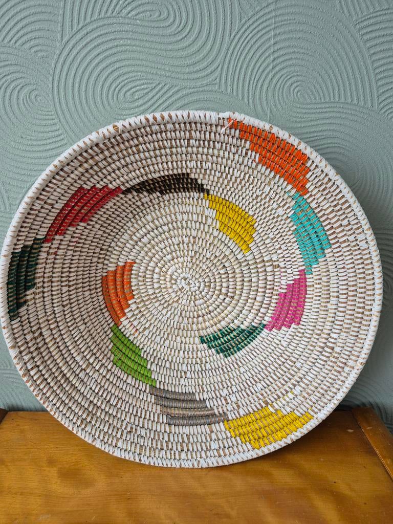 Mooie grote decoratieve handgemaakte Afrikaanse schaal mand, Schaal, Rond, Ophalen of Verzenden, Zo goed als nieuw