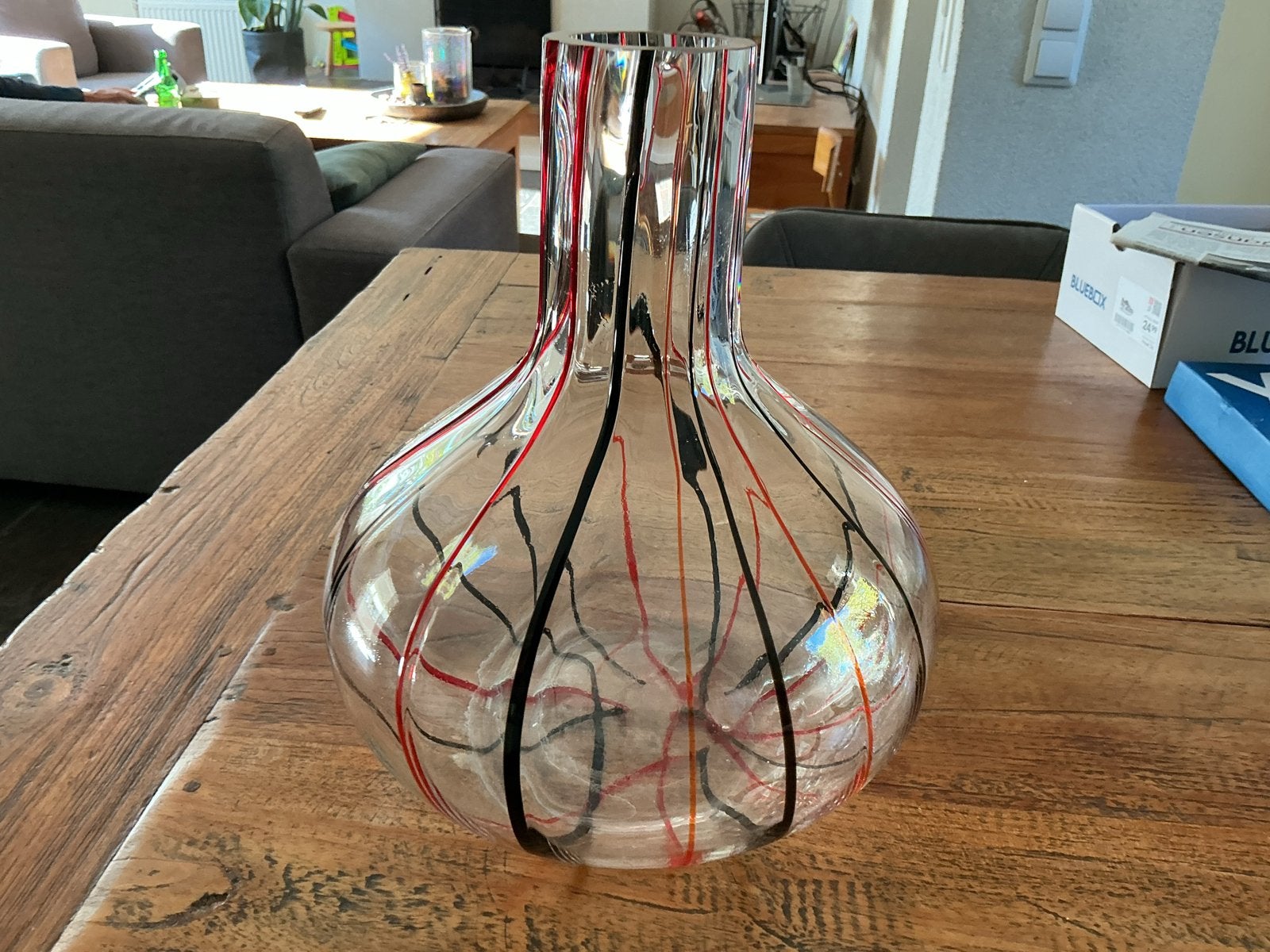 Vintage handgeblazen glazen vaas met rode en zwarte draden, Ophalen of Verzenden