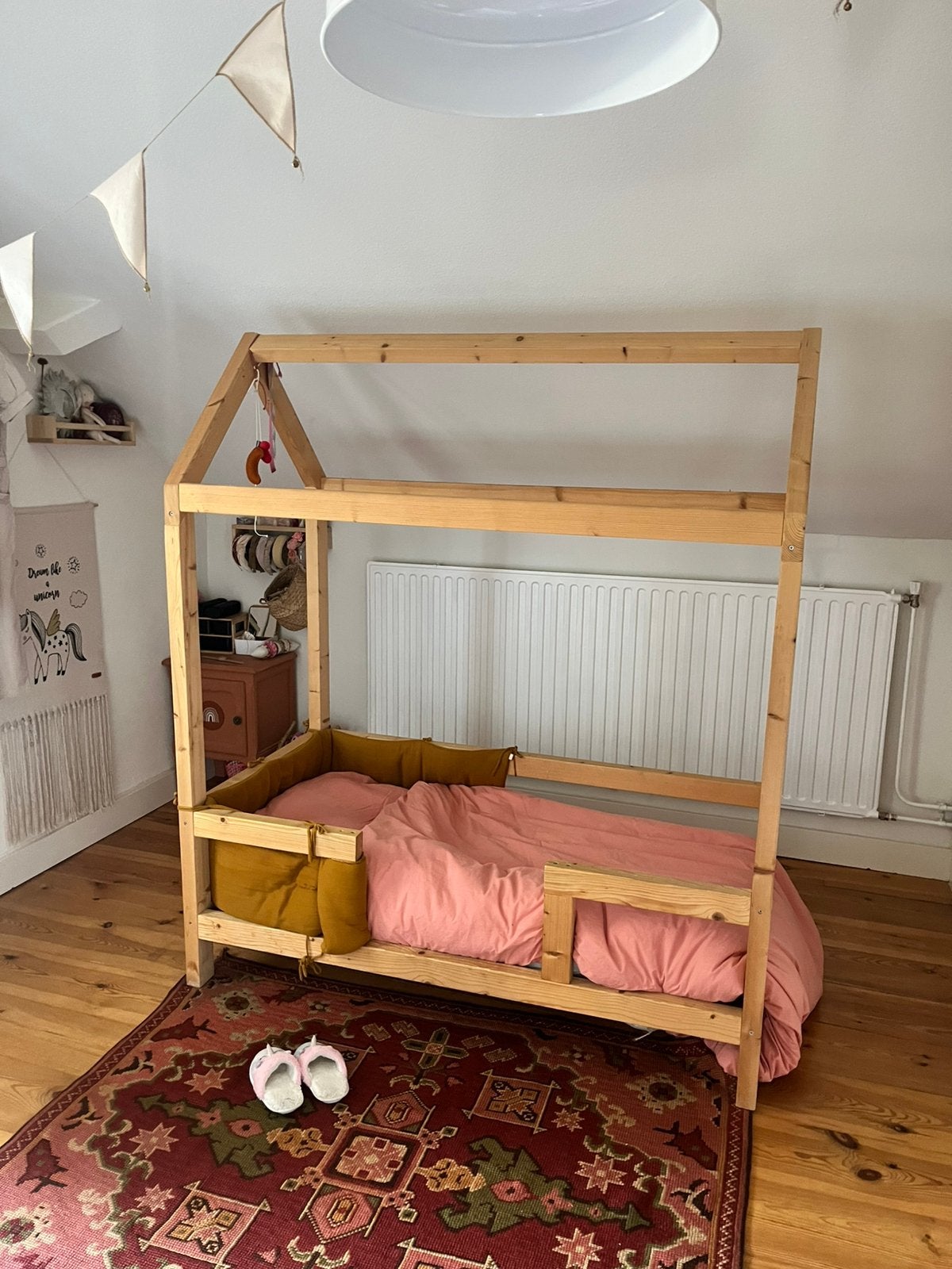 Stevig houten kinderbed, bedhuisje, Ophalen, 70 tot 85 cm, 140 tot 160 cm, Zo goed als nieuw