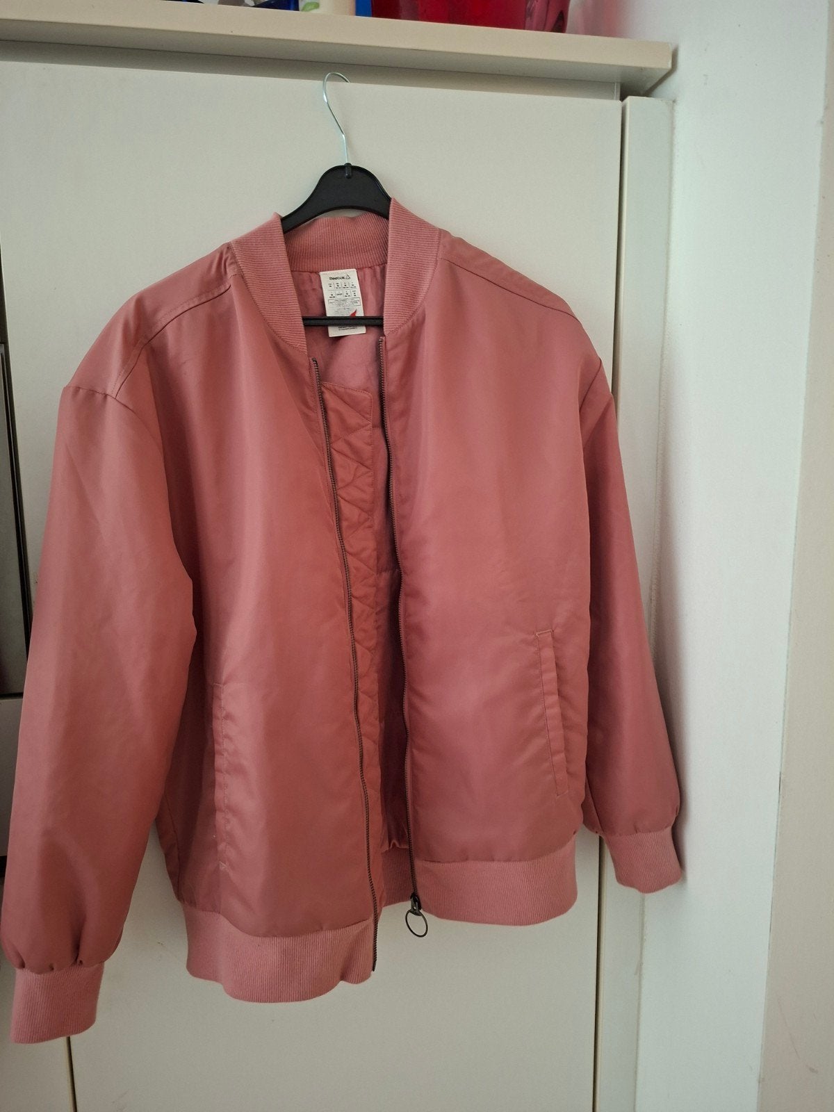 Reebok Bomberjack Roze Maat M - Zo goed als nieuw, Kleding | Dames, Maat 38/40 (M), Ophalen of Verzenden, Roze, Reebok