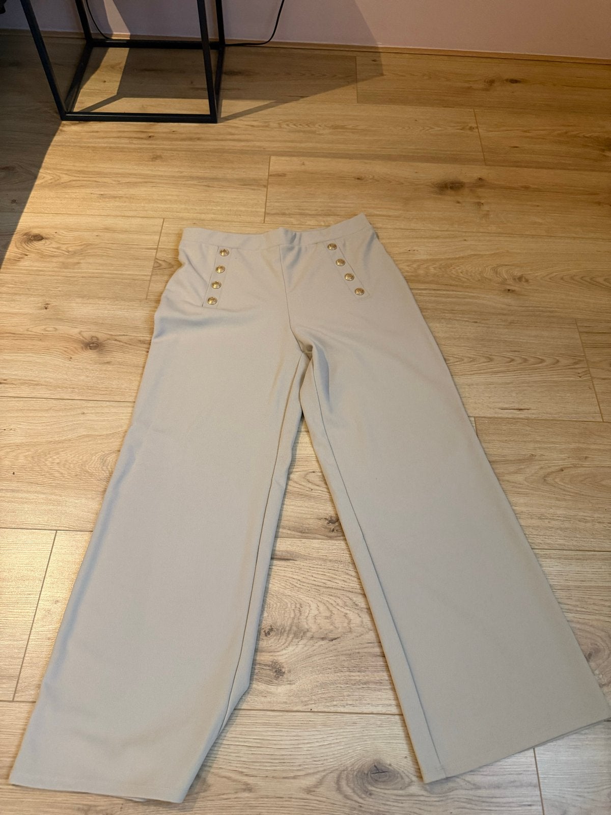 H&M Beige Wide Leg Broek met Gouden Knopen, Beige, Maat 42/44 (L), Ophalen of Verzenden, Zo goed als nieuw
