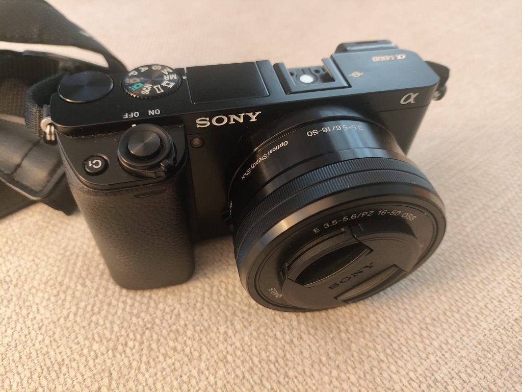 Sony A6000 + 16-50mm OSS Kit Lens + Hanma tripod, Audio, Tv en Foto, Fotocamera's Digitaal, Ophalen, Gebruikt, Ingebouwde flitser